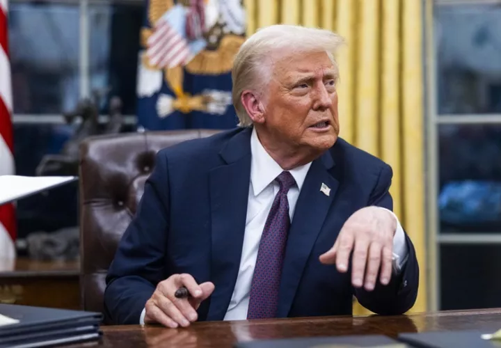 El presidente de Estados Unidos, Donald Trump, firma numerosas órdenes ejecutivas. Foto: EFE