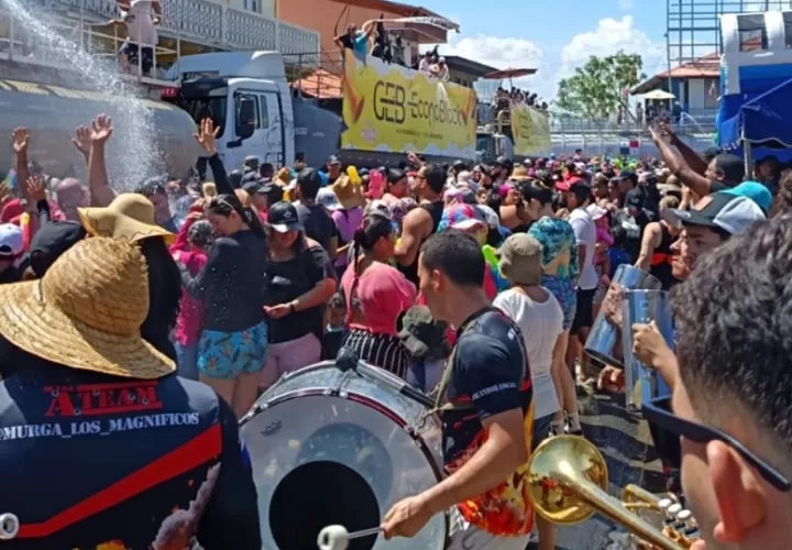 El Parque Unión de Chitré se convirtió en el epicentro de la alegría infantil, con juegos acuáticos, carros cisterna que refrescaron a los asistentes con mucha agua y espuma. Foto. Thays Domínguez