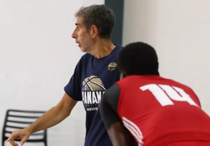El entrenador de Panamá, Gonzalo García (cent.) en los entrenamientos en la Arena Roberto Durán. Foto: Fepaba