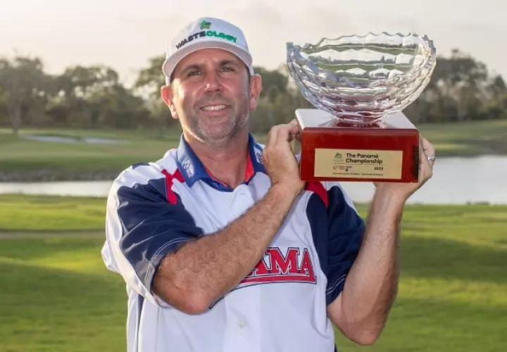El estadounidense Josh Teater con el trofeo del Panamá Championship. Foto: Cortesía