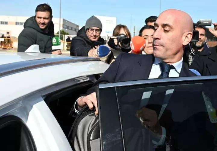El expresidente de la RFEF Luis Rubiales a su salida de la Audiencia Nacional en San Fernando de Henares, Madrid. EFE