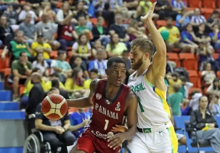 Iverson Molinar, de Panamá, conduce  el balón en el primer partido contra Brasil. Foto: FIBA