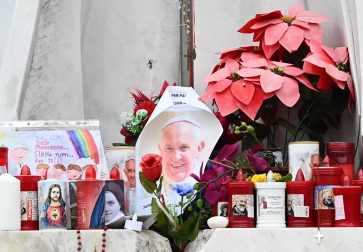 Colocan velas y mensajes a los pies de la estatua del fallecido Papa Juan Pablo II. Foto: EFE