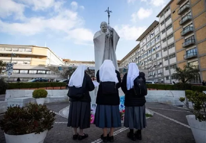 Un grupo de monjas reza por el papa en la entrada del hospital Gemelli de Roma. Foto: EFE