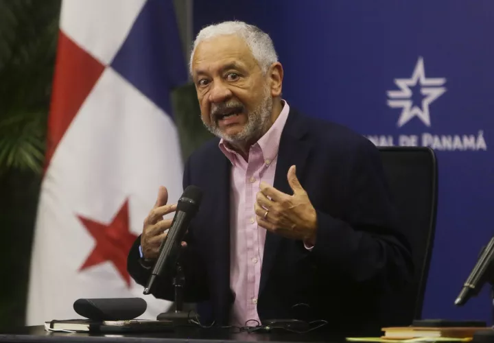 El administrador del Canal de Panamá, Ricaurte Vázquez, habla durante una rueda de prensa este lunes, en Ciudad de Panamá. Foto: EFE