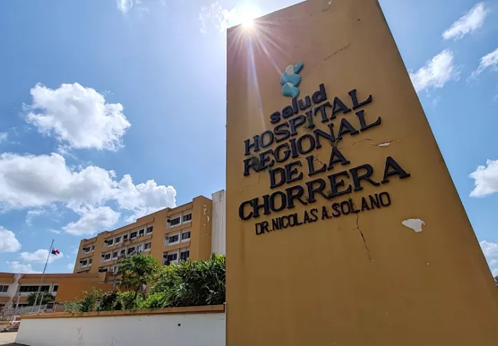 El Dr. Jorge Oro, director médico del hospital Nicolás Solano, confirmó que el estudiante de doceavo grado se encuentra en condición médica estable. Foto. Archivo