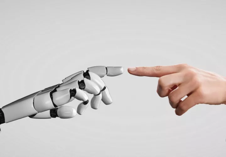 Los robots, tanto físicos como virtuales (chatbots), y las personas de carne y hueso se acercan cada vez más. Foto: Summit Art Creations-Shutterstock, facilitada por Journalistic.org.