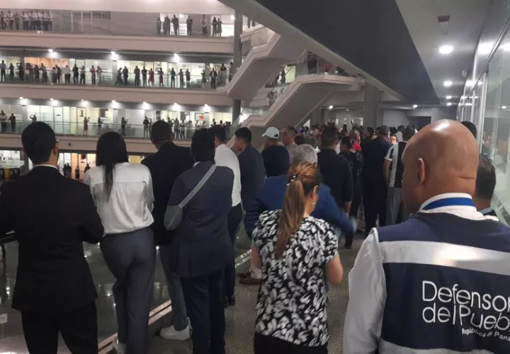 Funcionarios protestan a lo interno del Legislativo. Foto: Cortesía