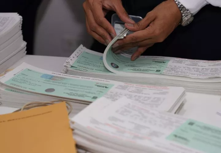 A los funcionarios se les está pagando con cheque desde la primera quincena de abril. Foto: Archivo
