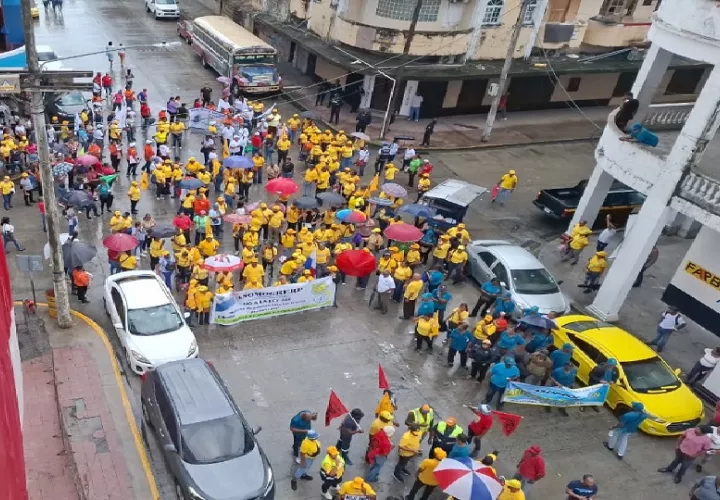 Los docentes se concentraron en los alrededores de la calle 10, en la Avenida Central, donde denunciaron la presencia de la Policía Nacional, lo que calificaron como un acto de intimidación.