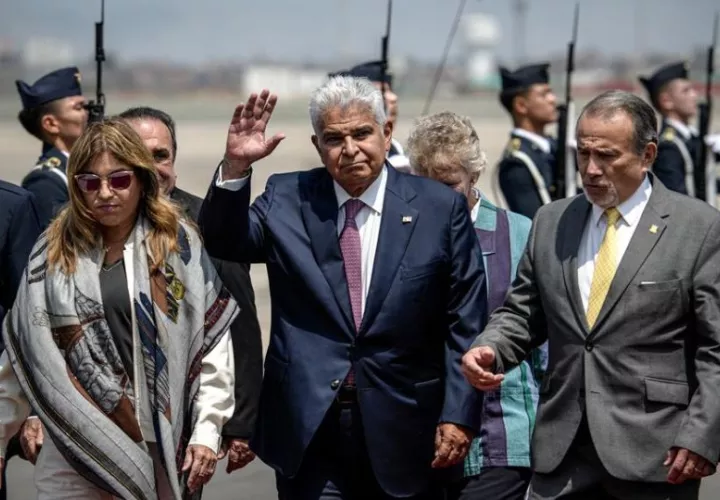 El presidente de Panamá, José Raúl Mulino, a su llegada al aeropuerto de la Fuerza Aérea de Perú. Foto: EFE