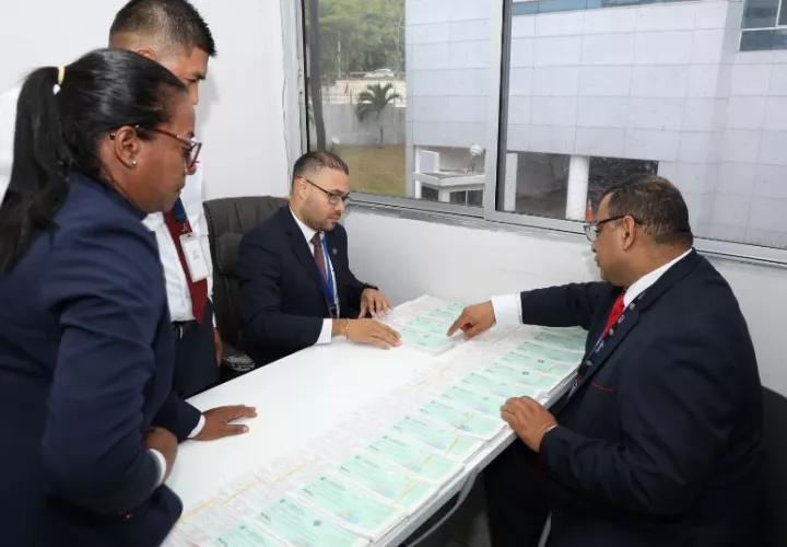 Funcionarios de la Contraloría entregaron  los cheques correspondientes a la primera quincena de abril. Foto: Cortesía