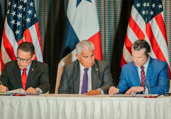El ministro de Seguridad Pública de Panamá, Frank Alexis Abrego (i); el presidente de Panamá, José Raúl Mulino (c), y el secretario de Defensa de Estados Unidos, Peter Hegset. Foto: EFE