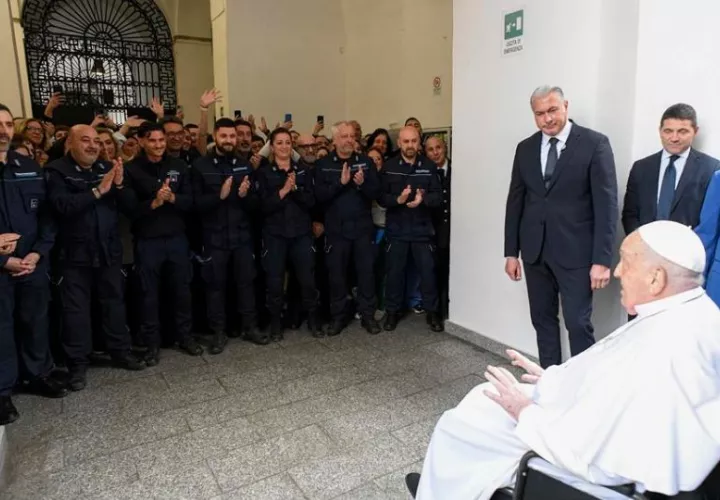 El papa mantuvo un encuentro con un grupo de unos 70 presos. Foto: EFE
