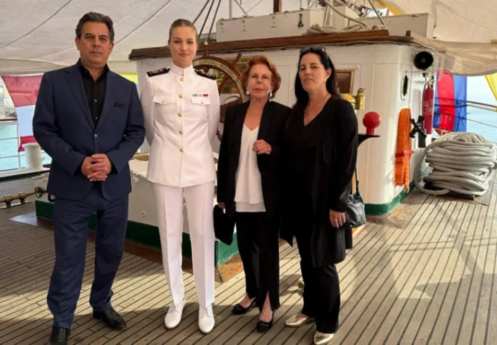  Leonor de Borbón (2-i), posando con Gonzalo Vargas Llosa (i), Patricia Llosa (2-d) y Morgana Vargas Llosa en el buque escuela Juan Sebastián Elcano, en Lima (Perú). EFE