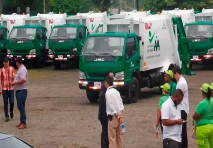 Camiones utilizados para recolectar desechos. Foto: Cortesía