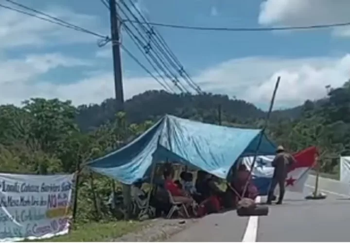Desde hace unas tres semanas la provincia de Bocas del Toro se encuentra cerrada enmás de 25 puntos sin permitir la entrada ni salida de vehículos ni productos. Foto. Archivo
