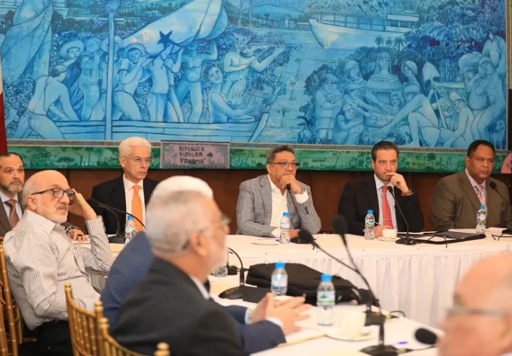Mesa de trabajo instalada en la Presidencia para estructurar el documento. Foto: Cortesía