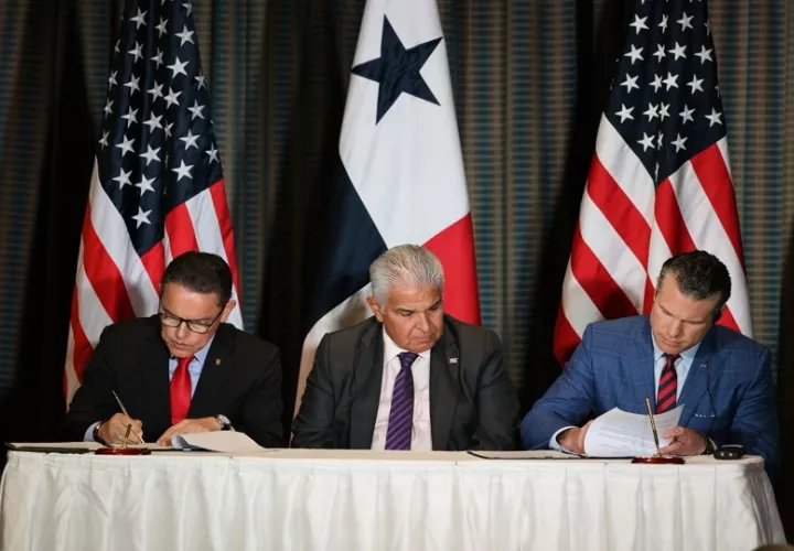 Firma entre el ministro de Seguridad, Frank Abrego, y el jefe de Defensa, Pete Hegseth. Foto: Cortesía