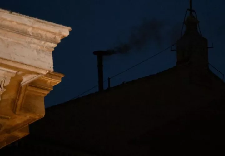 Humo negro sale de la chimenea en el tejado de la Capilla Sixtina. Foto: EFE