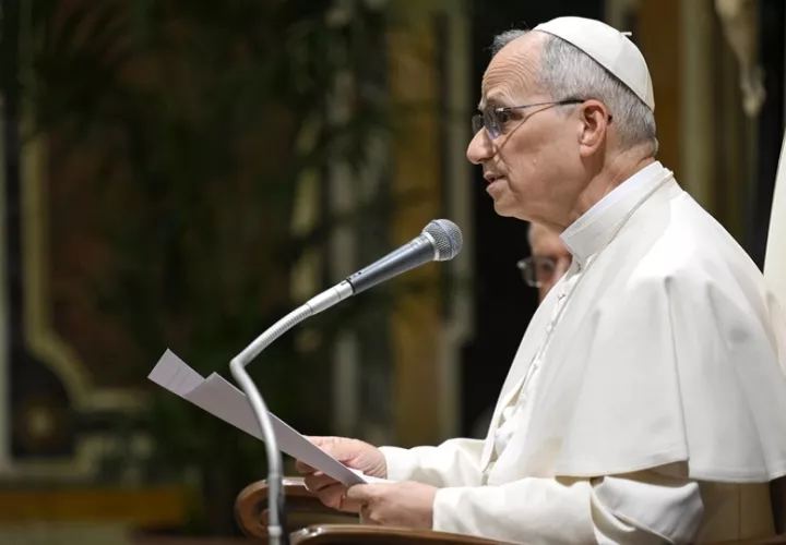 El papa León XIV se dirige a una audiencia con participantes y representantes de movimientos pacifistas, en la Ciudad del Vaticano, el 30 de mayo de 2025. EFE