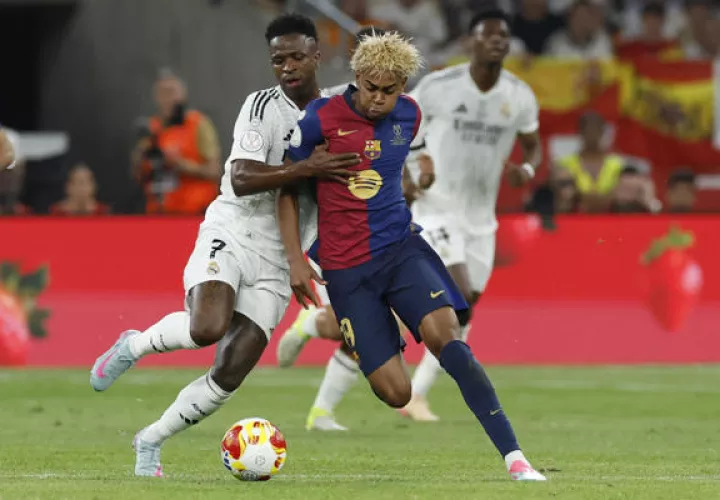 Vinicius Jr. del Real Madrid (izq.)  y Lamine Yamal, del Barcelona. Foto: EFE