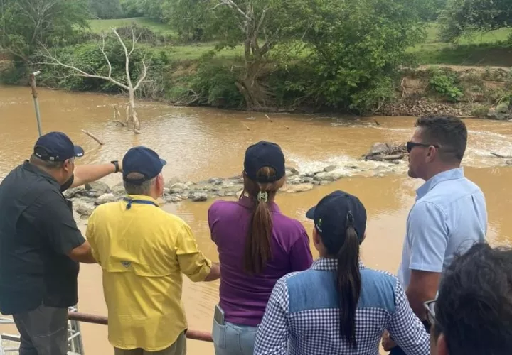 Analizan la calidad del agua en el río La Villa. Foto: Cortesía