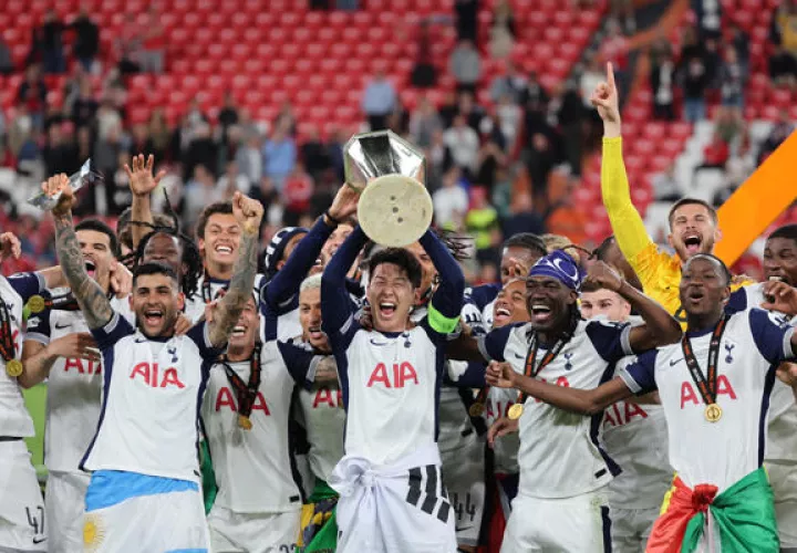 Los jugadores del Tottenham celebran con el trofeo el título de la Liga Europa. Foto: EFE