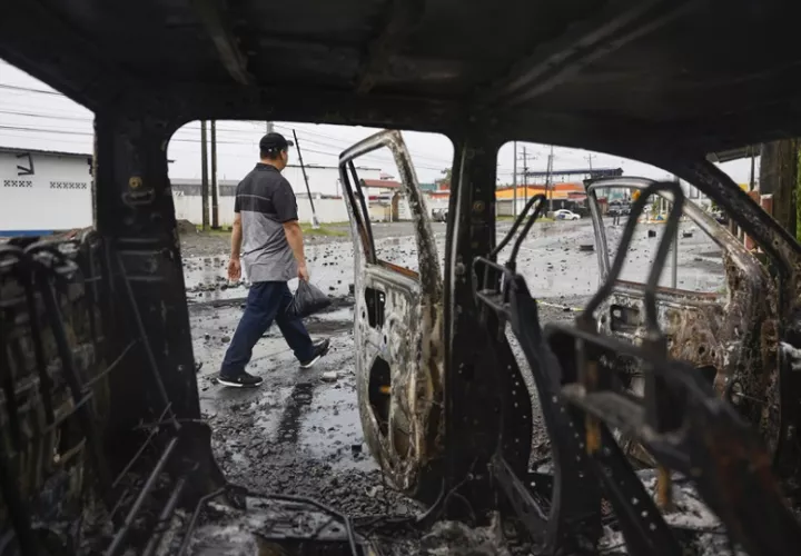 Auto incinerado por manifestantes. Foto: EFE/ Bienvenido Velasco