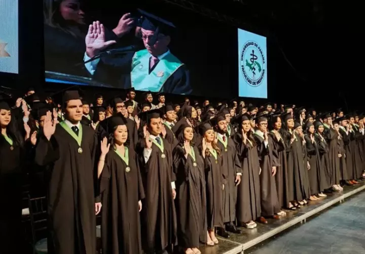 Graduación de estudiantes de medicina de la UP. Foto: Cortesía