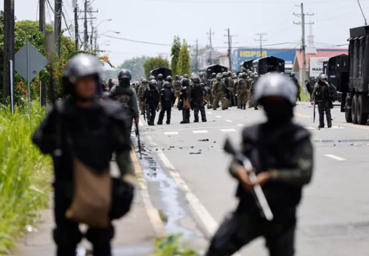 Fuerzas Armadas vigilan una zona en la ciudad de Changuinola. Foto: EFE 