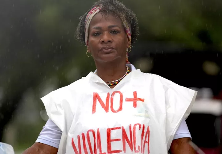 Una mujer participando en una marcha en contra del conflicto armado y la violencia en Buenaventura (Colombia). EFE/Archivo