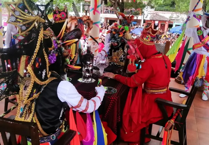 El momento culminante llegó cuando los diablos, tras un acto simbólico, realizaron un “pacto” en el que se reparten el mundo, reflejando el conflicto y la dualidad. Foto. Thays Domínguez