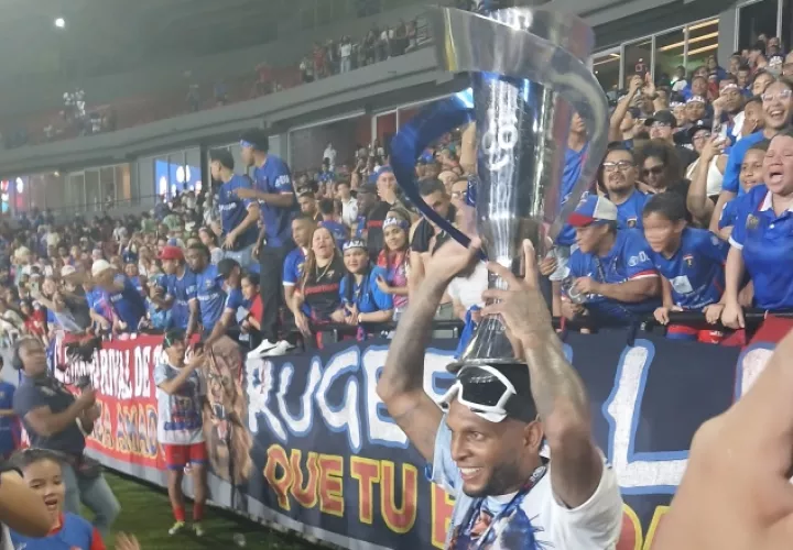 Alberto 'Negrito' Quintero celebra con la copa el título de campeón del Apertura 2025 de la LPF. Foto: Jaime A. Chávez R.