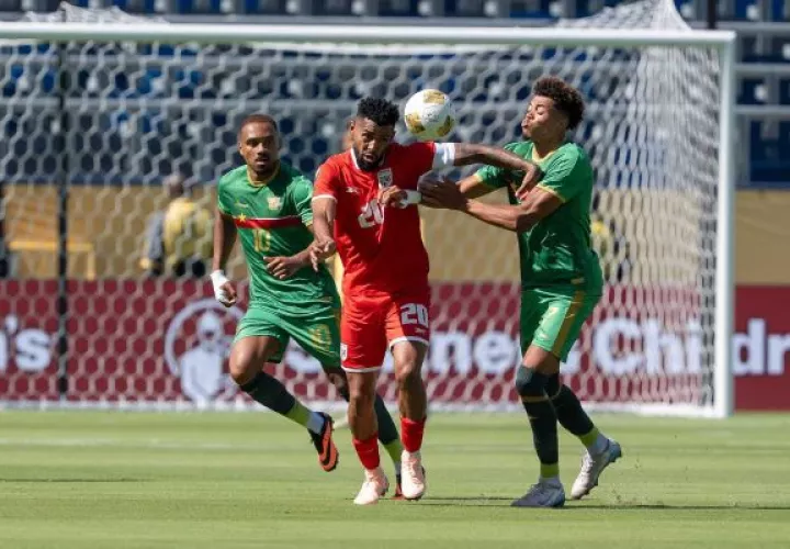 Aníbal Godoy, de Panamá (cent.) disputa el balón ante jugadores de Guadalupe. Foto: FPF
