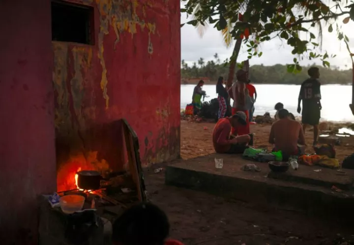 Migrantes venezolanos esperando para abordar un barco que los lleve a la frontera con Colombia. Foto: EFE