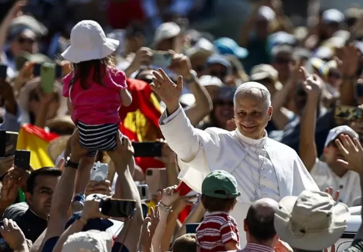 El papa León XIV saluda a la gente congregada en la Plaza de San Pedro. Foto: EFE