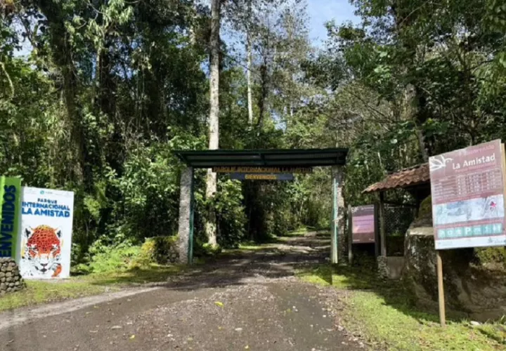 Aunque se mantiene cerrado el paso a vehículos, el acceso peatonal hacia todas las áreas del parque continúa habilitado. Foto. Cortesía MiAmbiente