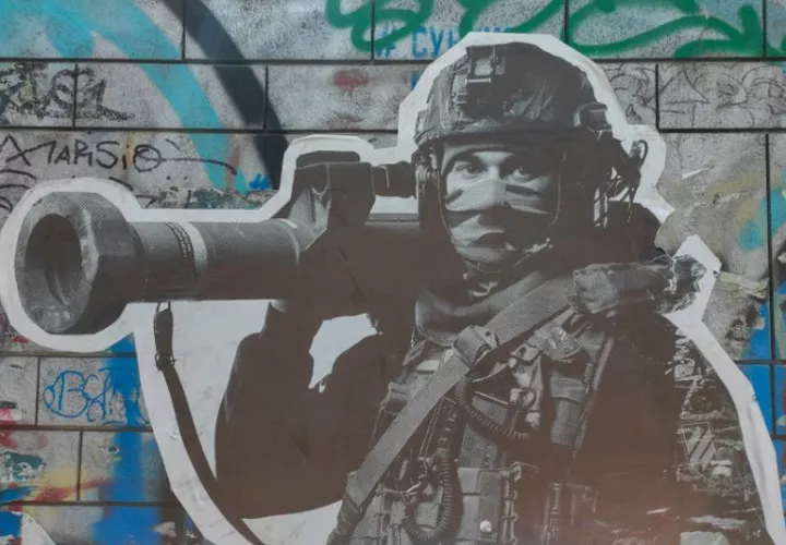  Grafiti de un soldado ucraniano en una calle de Kiev. Foto: EFE