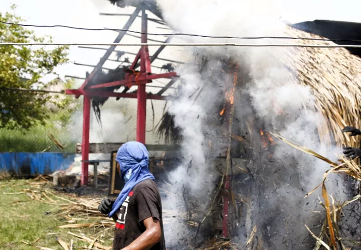 Incendios provocados por los manifestantes. Foto: EFE