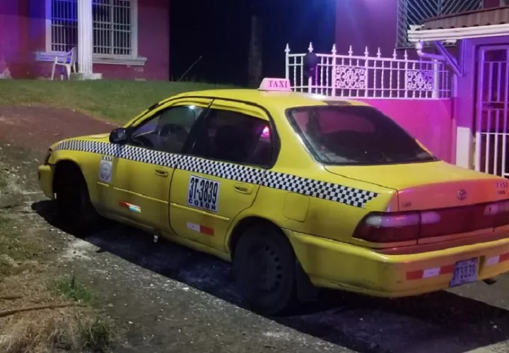 El taxi fue encontrado posteriormente en la comunidad de Villa del Caribe en el corregimiento de Cristóbal Este. Foto: Diómedes Sánchez S.