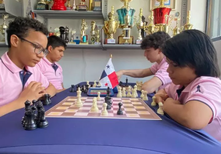 Estudiantes del plantel The Oxford School, se preparan para el Campeonato Mundial Escolar de Ajedrez por Equipos FIDE 2025. Foto: Cortesía