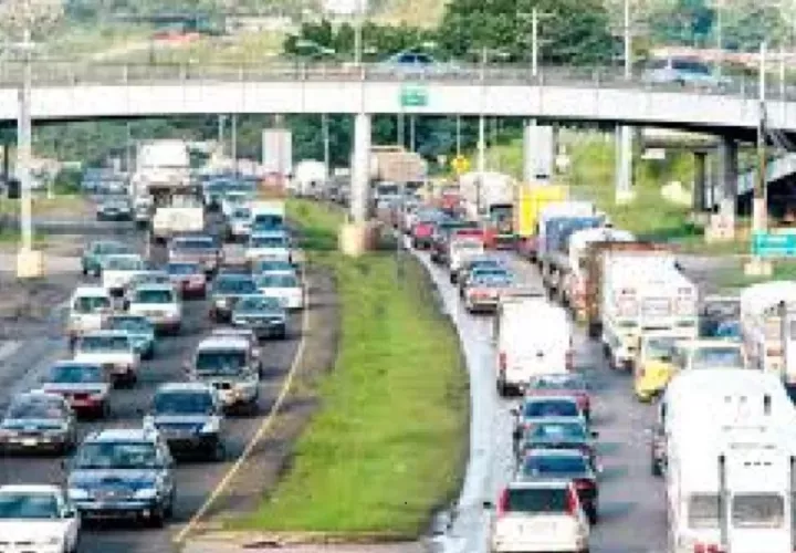 La autopista Arraiján-La Chorrera es utilizada diariamente por miles de personas que se trasladan entre Panamá Oeste y la ciudad capital, siendo los momentos de mayor tráfico entre las 5:00 a.m. y las 7:30 a.m.  Foto. Archivo