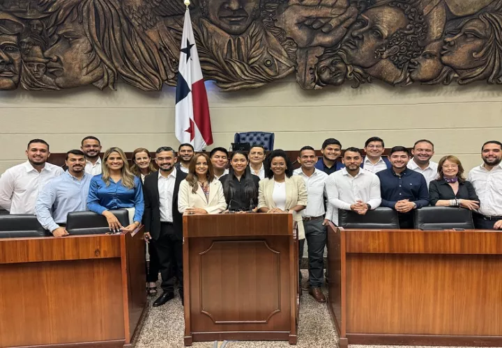Miembros de la bancada independiente Vamos junto al diputado Betserai Richards. Foto: Cortesía