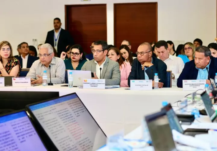 Representantes de partidos políticos legalmente constituidos que se opusieron a subir el financiamiento a los independientes. Foto: Cortesía TE