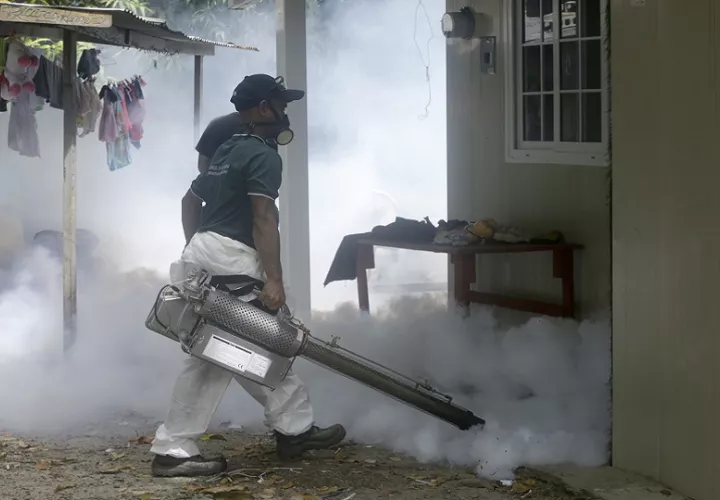 Un funcionario del Ministerio de Salud fumiga áreas de inmuebles en la zona metropolitana este miércoles, en Ciudad de Panamá (Panamá). EFE/Carlos Lemos