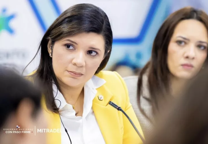 La ministra Jackeline Muñoz dijo que seguirán defendiendo a los trabajadores honestos. Foto: Cortesía 