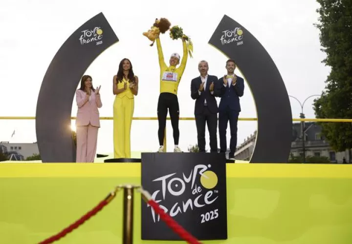 Pogacar festeja su triunfo en el Tour de Francia. Foto: EFE