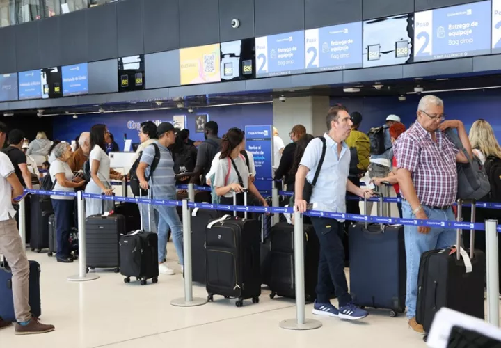 Más de 20,000 personas transitan diariamente las terminales 1 y 2 del Aeropuerto de Tocumen. Foto: EFE