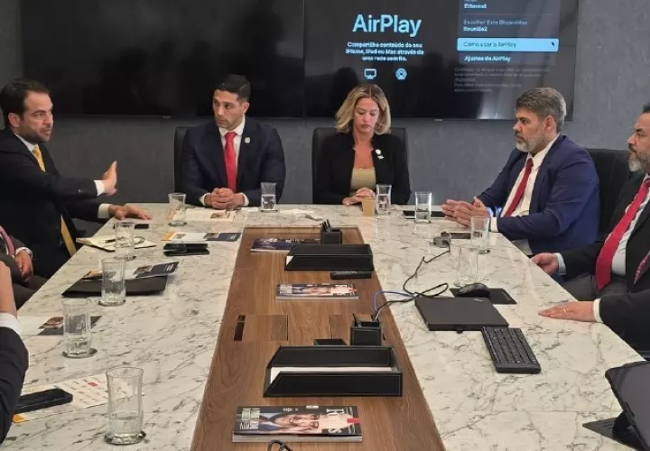 Durante  el Panamá Summit 2025 en Río de Janeiro, el cónsul Rubén Argüelles  (al fondo) se reunió con empresarios.